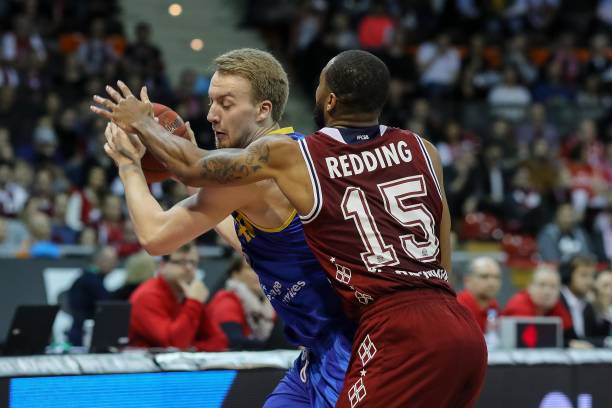 西媒曝维尼修斯要超2500万欧年薪 随行人员说皇马开2000万欧简直荒唐